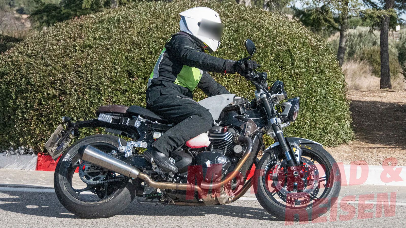 Το νέο Triumph Speed Twin πρωτότυπο σε δυναμική οδήγηση, με εμφανές νέο πλαίσιο, αναθεωρημένη γεωμετρία και σπορ χαρακτήρα.