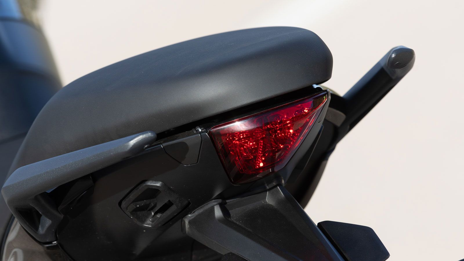 Η χρωματική παλέτα περιλαμβάνει 3 επιλογές: την στάνταρ Pure White και τις  Blue & Mineral Grey ή Silver Ice & Intense Orange  με διακριτικά λογότυπα 