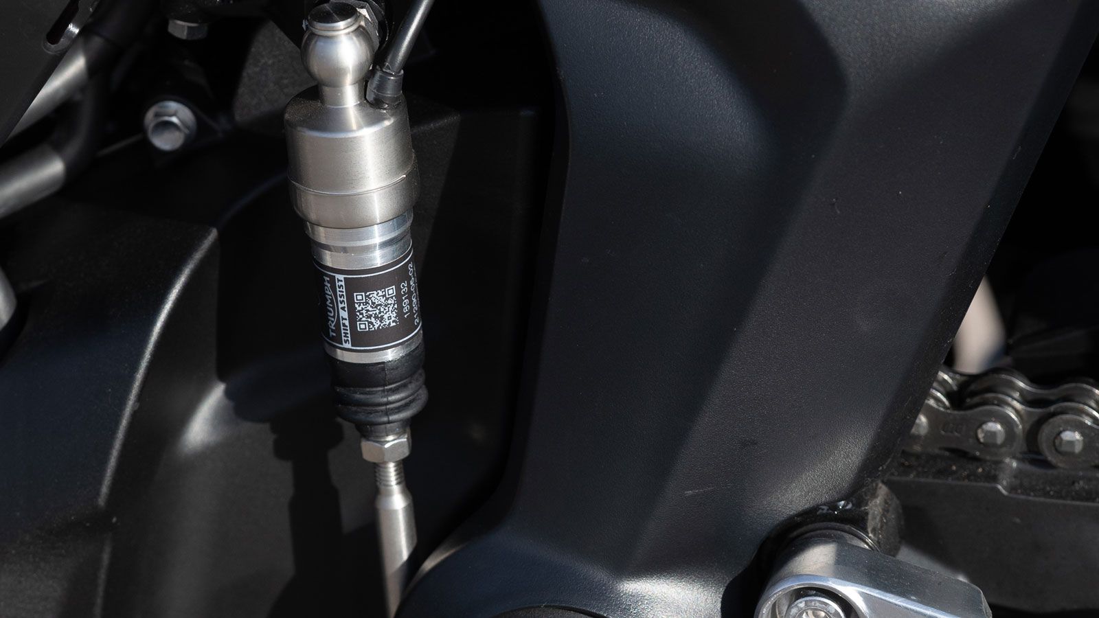 Το κιβώτιο ταχυτήτων έχει αναβαθμιστεί με νέους άξονες εισόδου και εξόδου, αναθεωρημένες σχέσεις και τελική μετάδοση, καθώς και επαναβαθμονομημένο qui