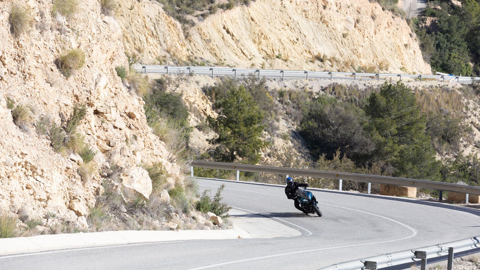 Αν αυτό δεν είναι δείγμα τεχνογνωσίας, τότε τι είναι; Στα του αγώνα, παρά τους 14 ολόκληρους ίππους που «φορτώθηκαν» στο δεξί γκριπ, η φιλικότητα περι