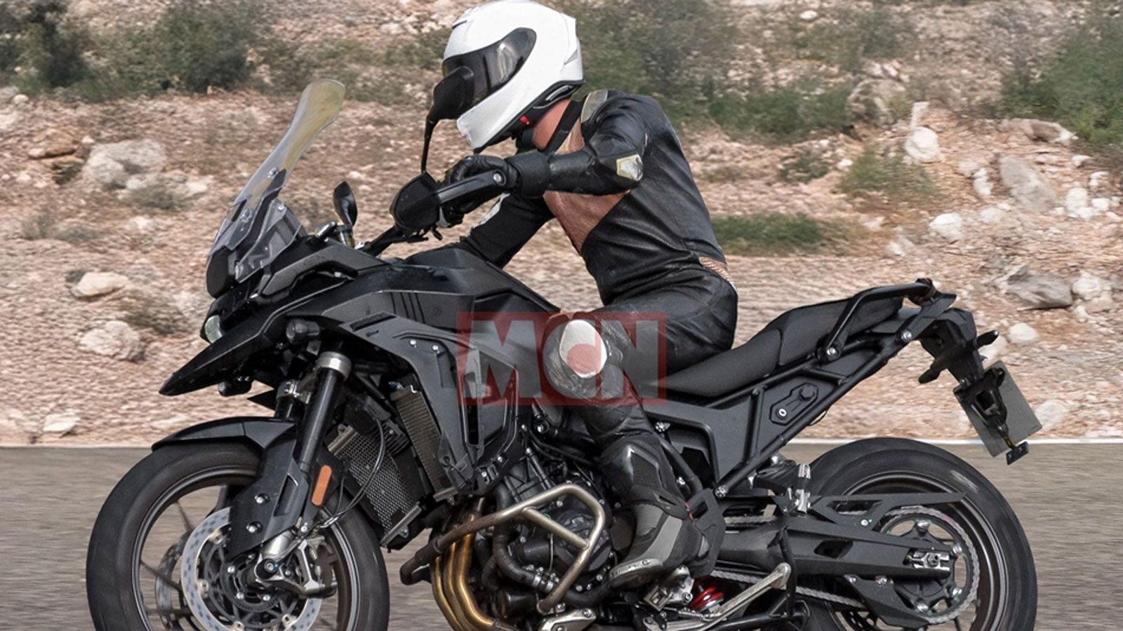 Παρά τη νέα τεχνολογία, η Triumph φαίνεται να διατηρεί τη γνώριμη φιλοσοφία της οικογένειας Tiger. Το πρωτότυπο που εντοπίστηκε δείχνει να είναι έκδοσ