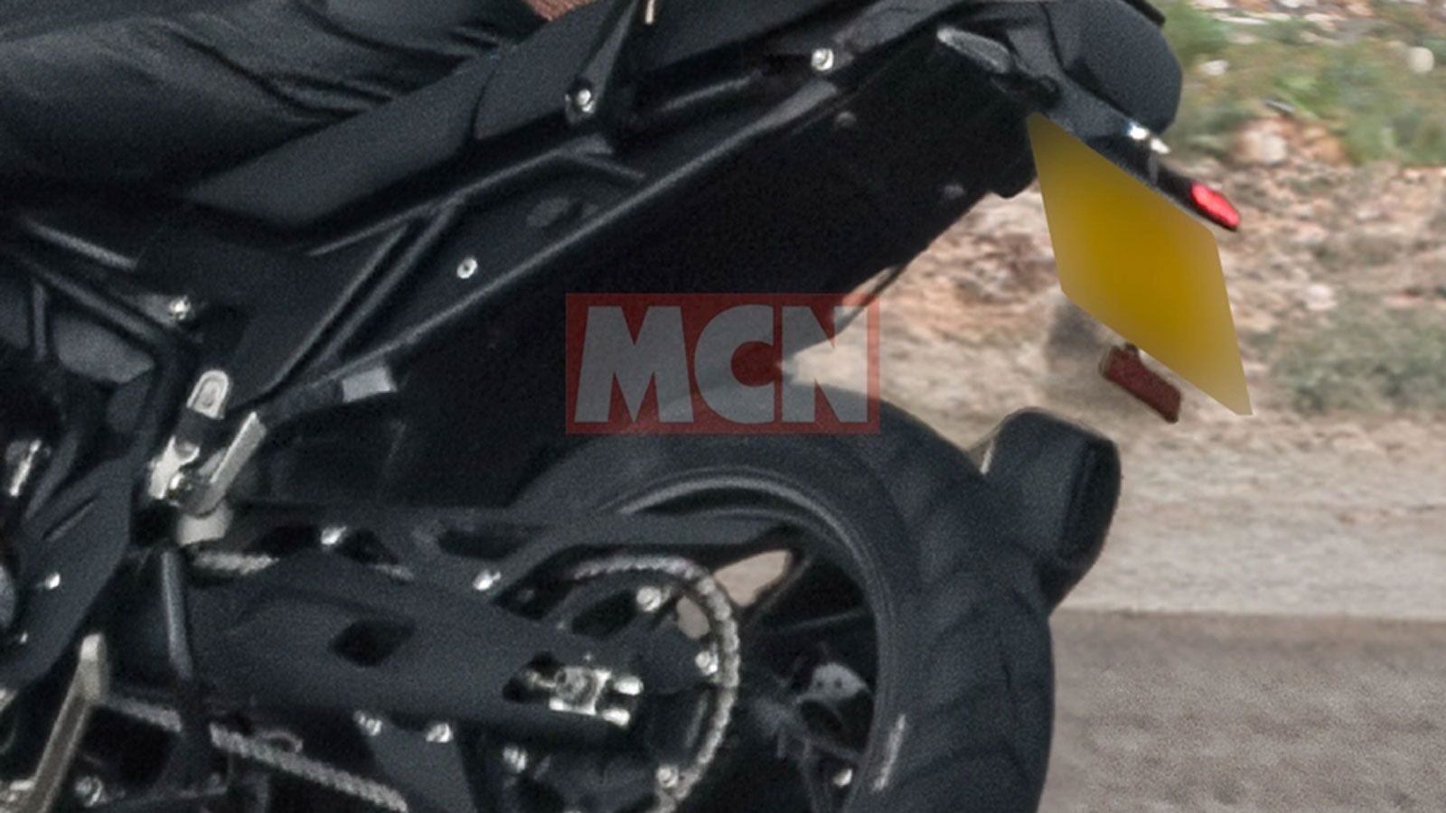 Το στοιχείο που ξεχωρίζει άμεσα στη νέα Triumph Tiger 950 είναι η παρουσία ραντάρ τόσο στο εμπρός όσο και στο πίσω μέρος της μοτοσυκλέτας. Μέχρι σήμερ