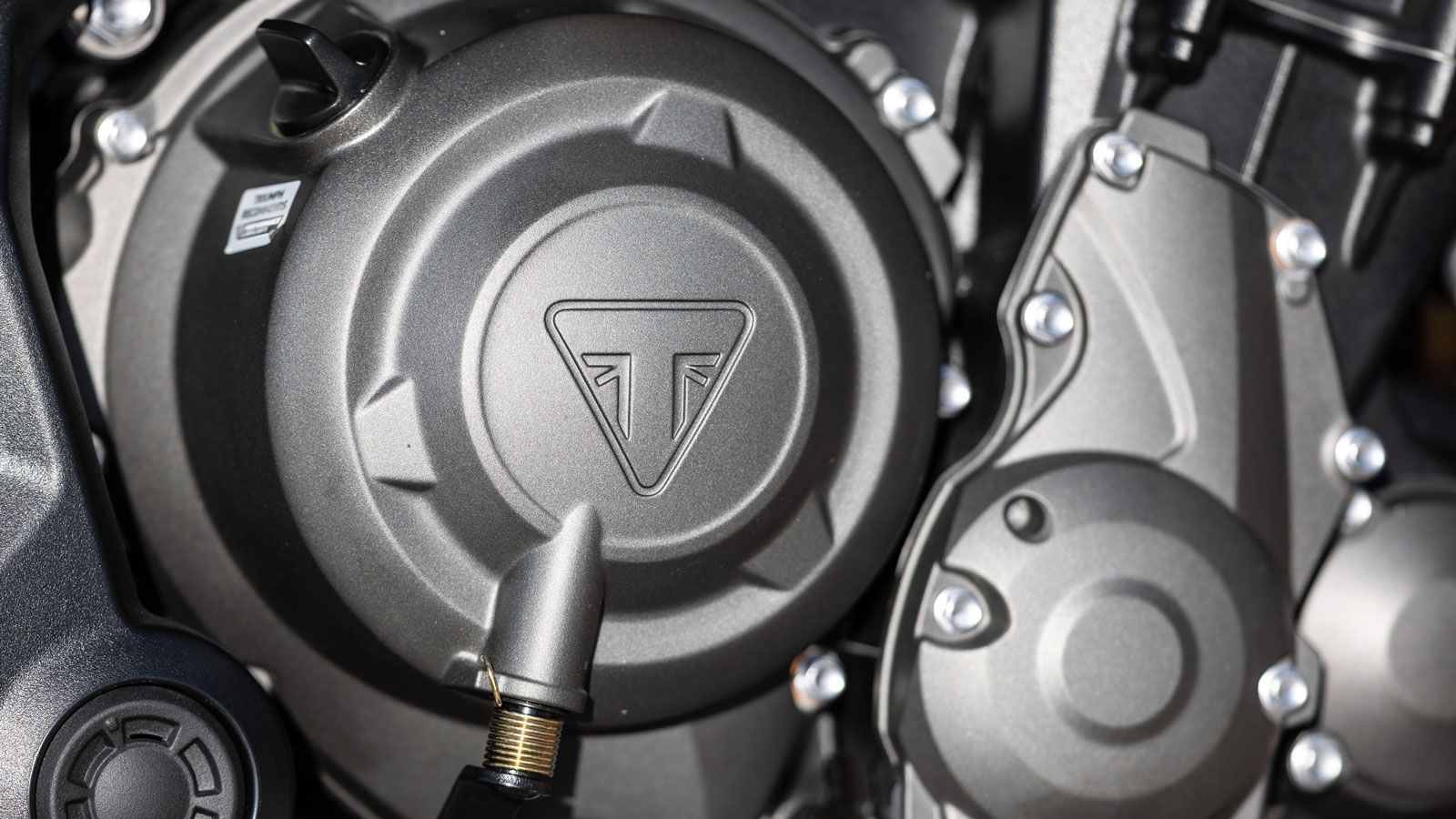 Ο τρικύλινδρος κινητήρας άλλαξε δραματικά ανεβάζοντας την ισχύ του κατά 14 ολόκληρους ίππους φτάνοντας τους 95 στις 11.250σαλ. με αντίστοιχη αύξηση τη