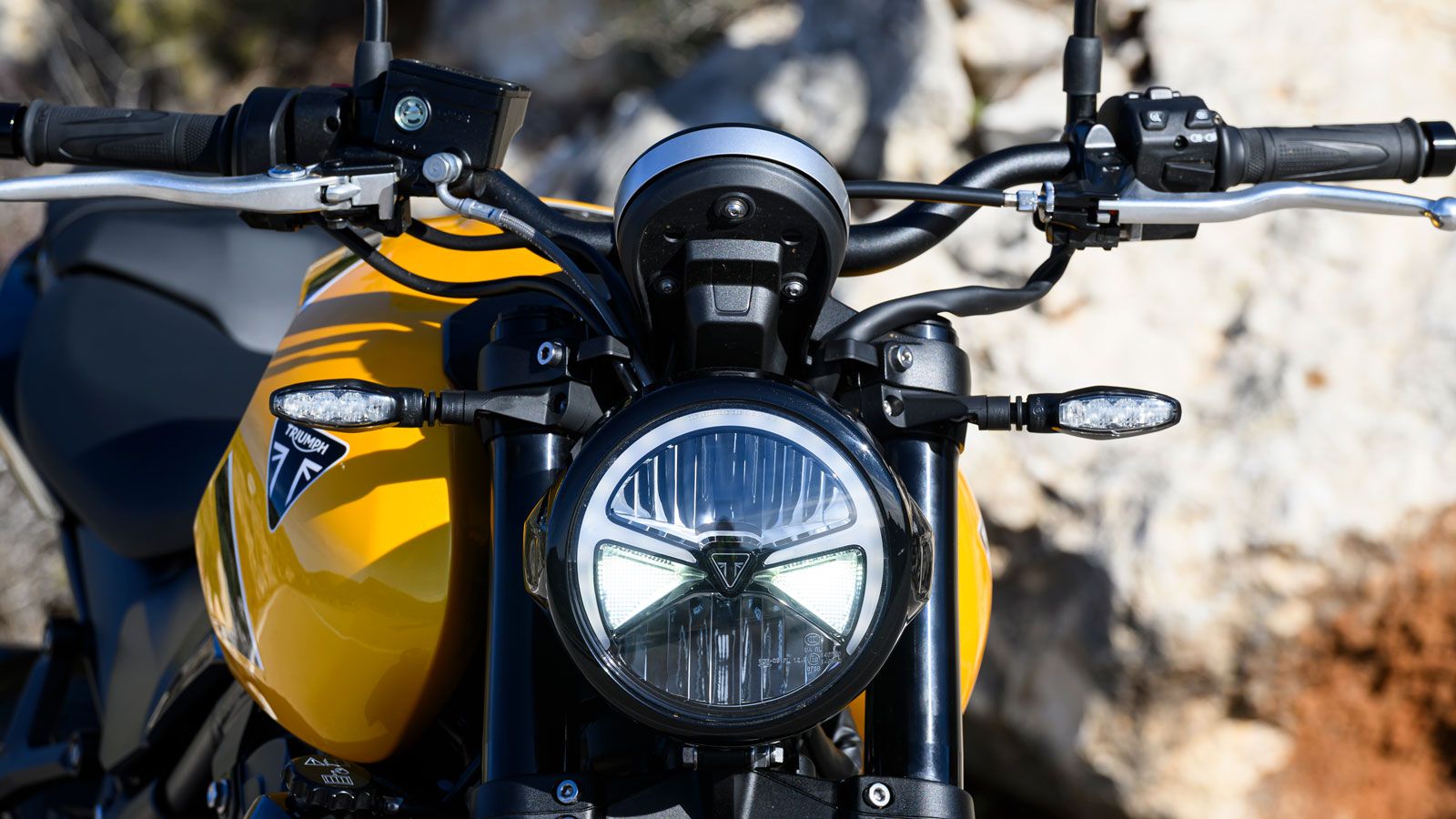 Η ανανεωμένη βάση προβολέα και ο νέος LED προβολέας ενισχύουν την παρουσία της μοτοσυκλέτας χάρη στο ρετρό στρογγυλό σχεδιασμό τους. 