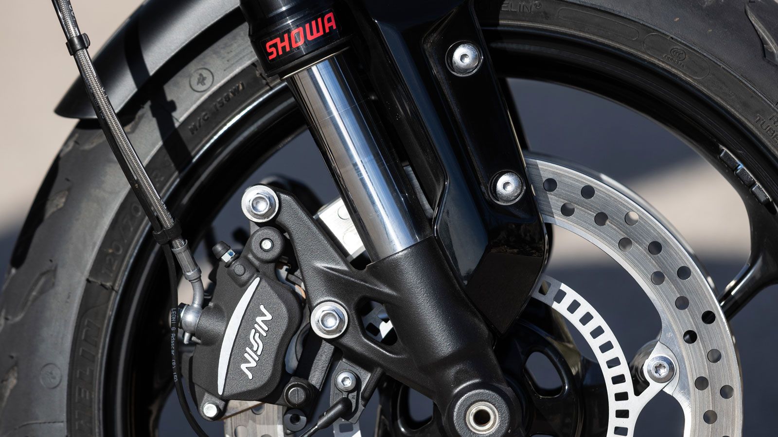 Δίπλα στο ανεστραμμένο πιρούνι SFF-BP 41χλστ της Showa διαδρομής 120χιλ., προστίθεται ένα νέο σκληρότερο πίσω αμορτισέρ RSU της ίδιας εταιρείας με δια