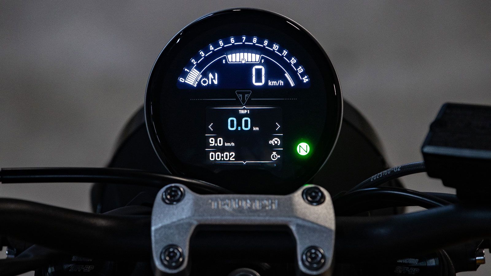 Τα πάντα βρίσκονται υπό την εποπτεία μιας μονάδας  IMU έξι αξόνων η οποία επιτρέπει στο βελτιστοποιημένο ABS και το απενεργοποιήσιμο Traction Control 