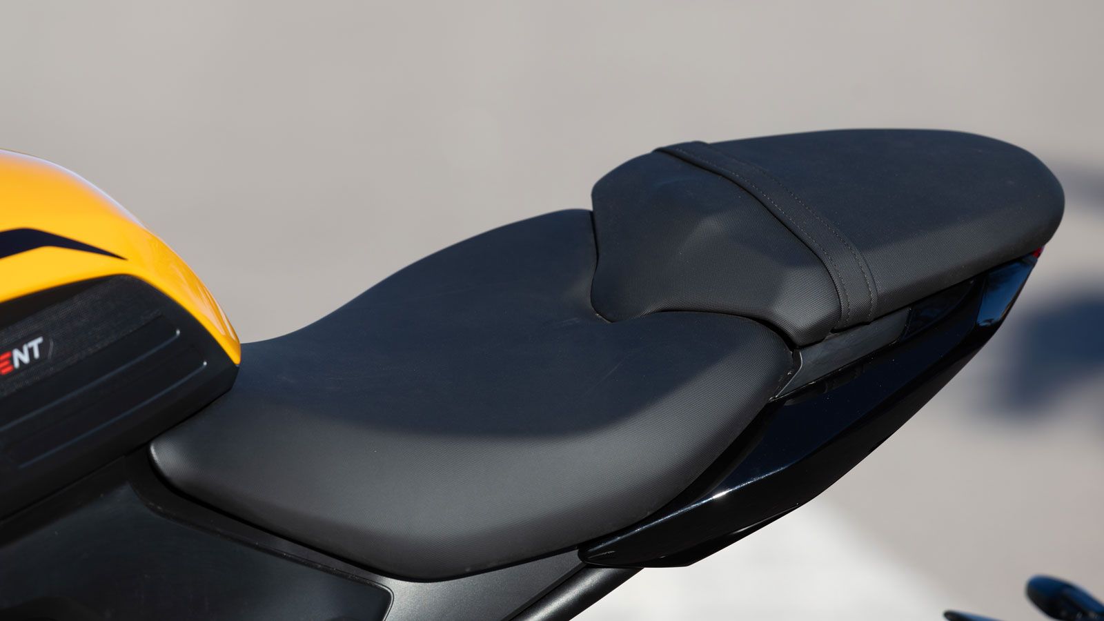 Τρεις είναι οι διαθέσιμες χρωματικές επιλογές: η στάνταρ Snowdonia White και οι Cosmic Yellow και  Stone Grey με επιπλέον χρέωση 200 ευρώ, καθεμία από