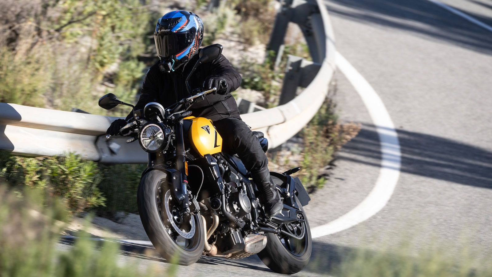 Το ρετρό roadster Trident 660 είχε σαφείς αποστάσεις από το πιο σκληροπυρηνικό Street Triple απευθυνόμενο σε ένα διαφορετικό κοινό, που το ανέδειξαν λ