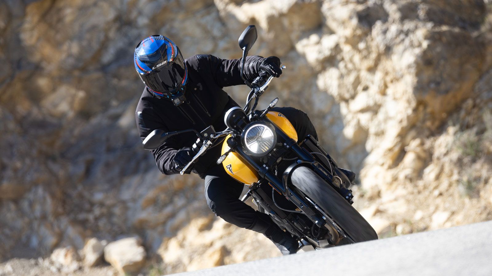 Η απάντηση της Triumph έρχεται με την ανανεωμένη σειρά 660 και είναι ηχηρή, όπως οι ιαχές του τρικύλινδρου κινητήρα στον οποίο βασίζεται. Όμως ας πάρο