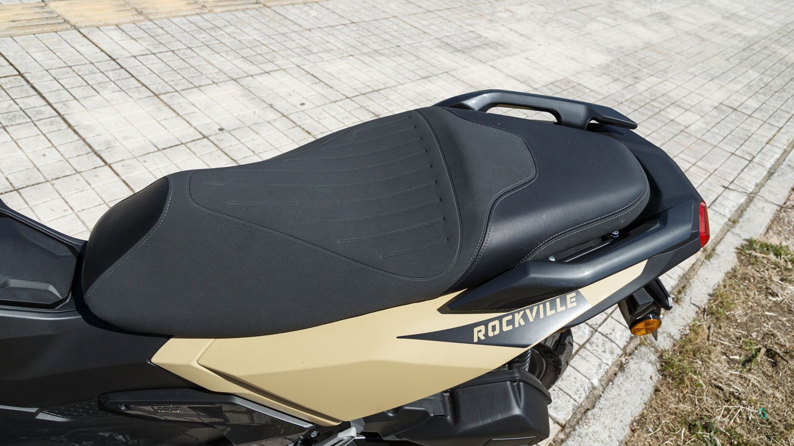 Η μεγάλη σέλα επιτρέπει μετακινήσεις του σώματος προς τα πίσω χωρίς να χάνεται η στήριξη, ενώ το ύψος των 785 χλστ διευκολύνει το πάτημα στο έδαφος.