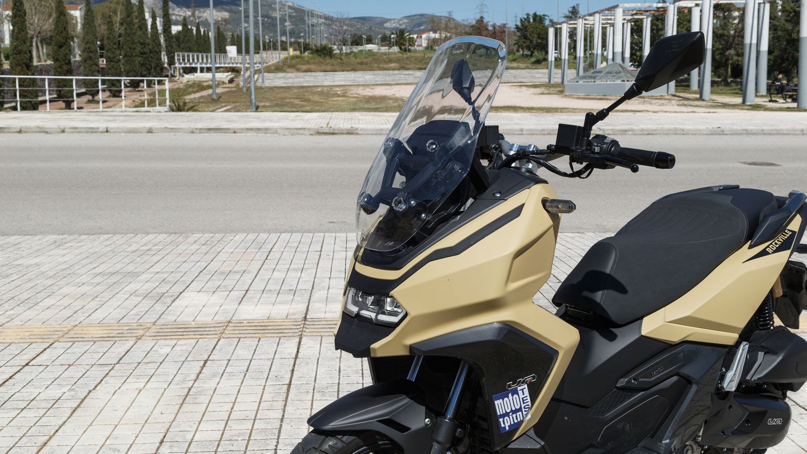 Η TFT οθόνη ενσωματώνει σύγχρονο, φουτουριστικό μενού, ενώ τα LED φωτιστικά σώματα ενισχύουν τον χαρακτήρα.