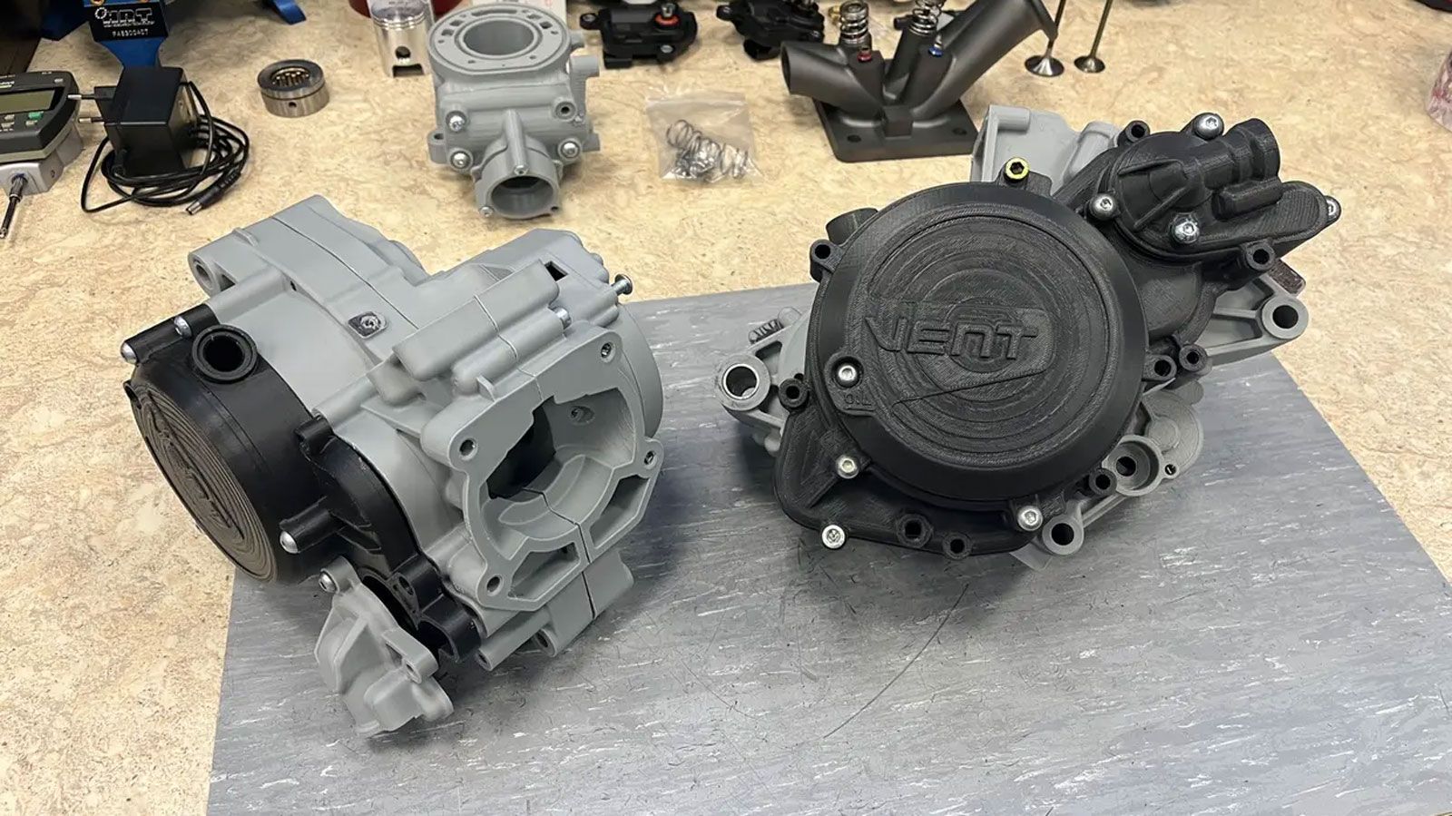 Κάρτερ και κυλινδροκεφαλή δίχρονου κινητήρα Vent σε μορφή πρωτοτύπου πριν την τελική παραγωγή