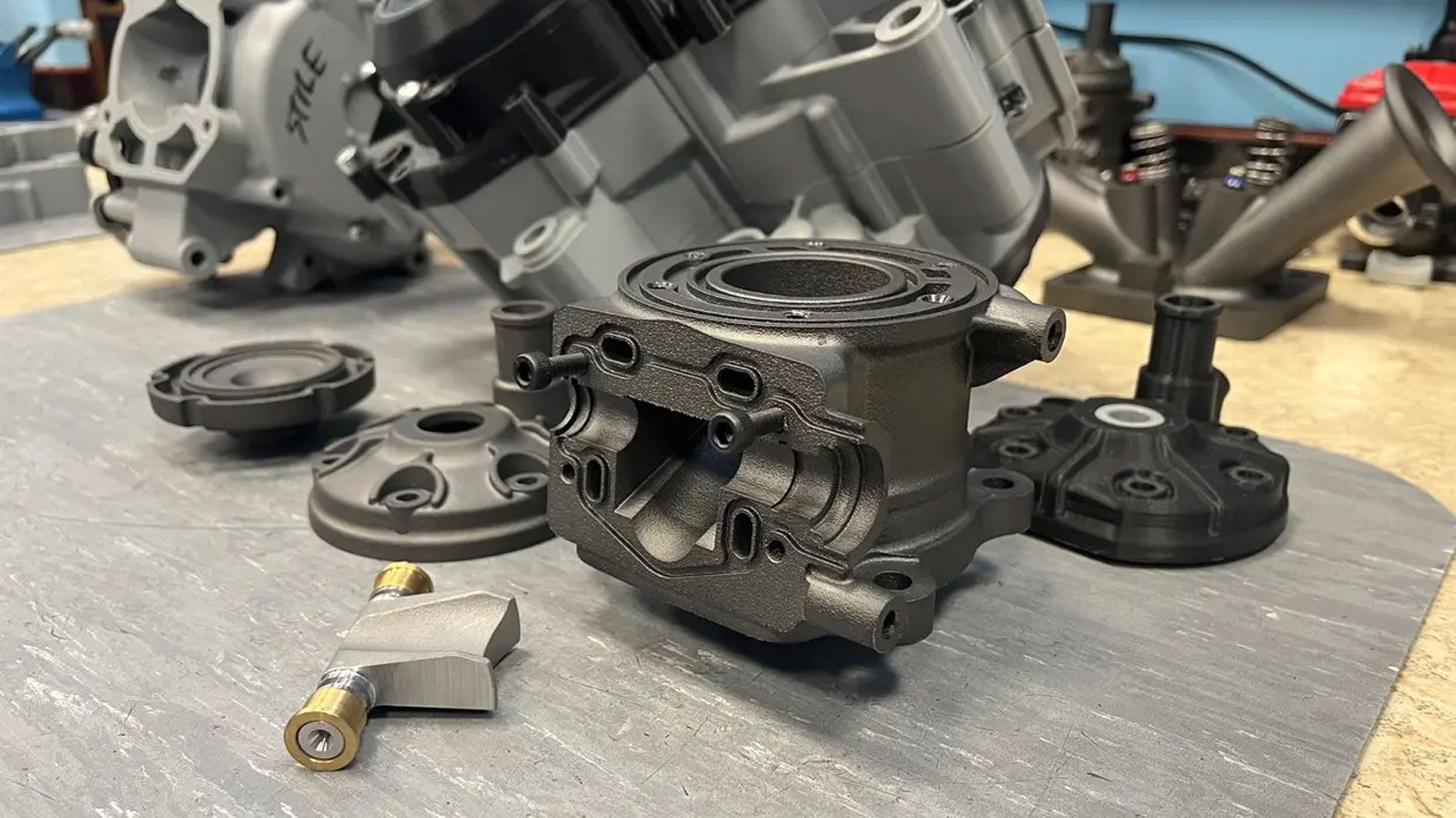 Κοντινό πλάνο δίχρονου κινητήρα Vent minicross με ηλεκτρονική βαλβίδα εξαγωγής και σύγχρονη σχεδίαση