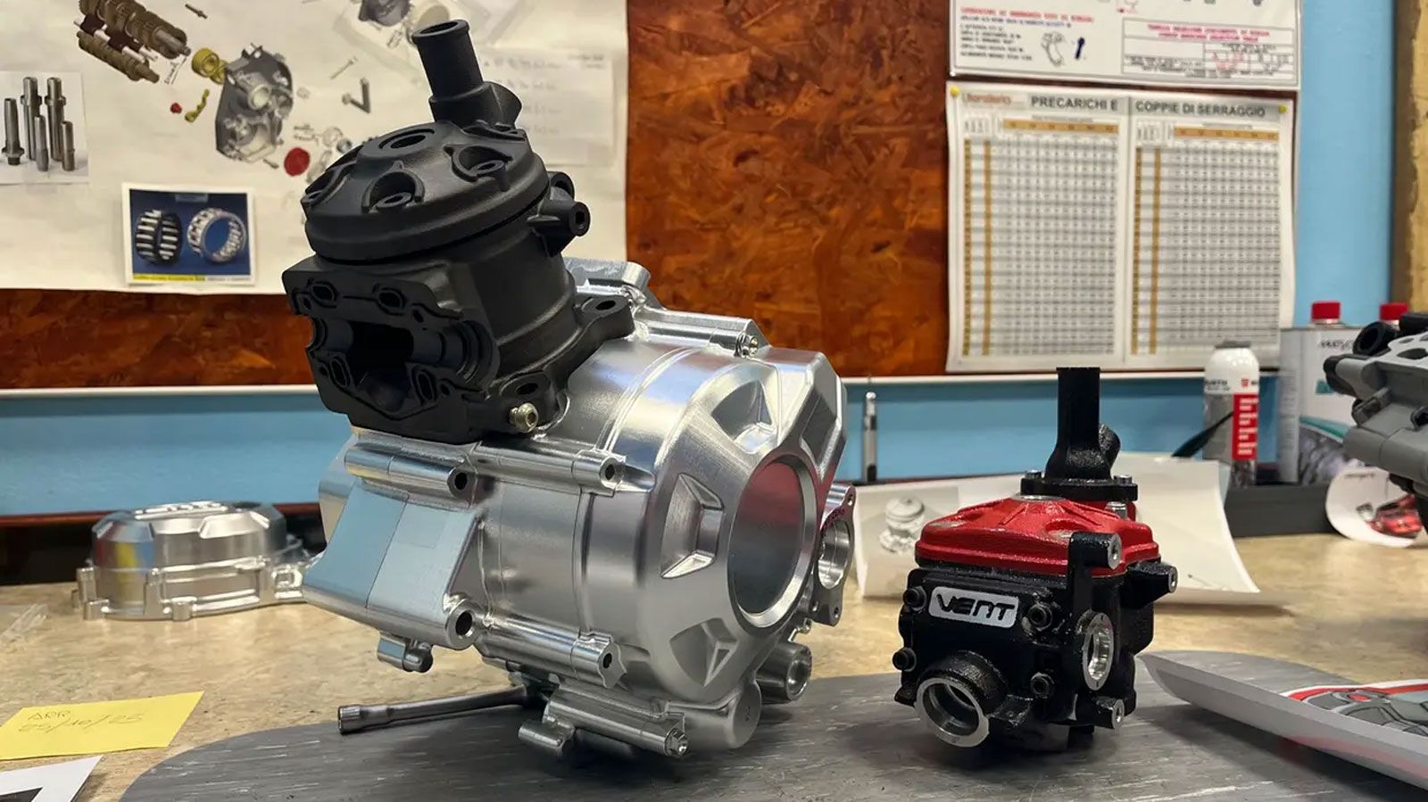 Πρωτότυπος κινητήρας Vent δίπλα σε εξάρτημα κυλίνδρου κατά τη διαδικασία εξέλιξης στο εργαστήριο