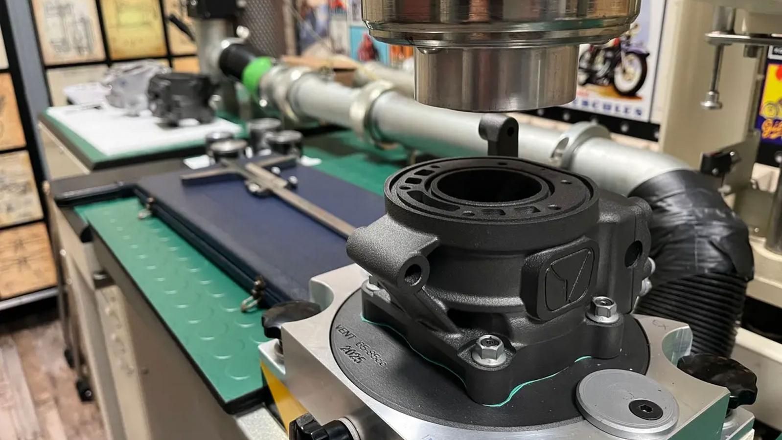 Δοκιμή κυλίνδρου δίχρονου κινητήρα Vent σε ειδικό μηχάνημα πριν την τελική παραγωγή