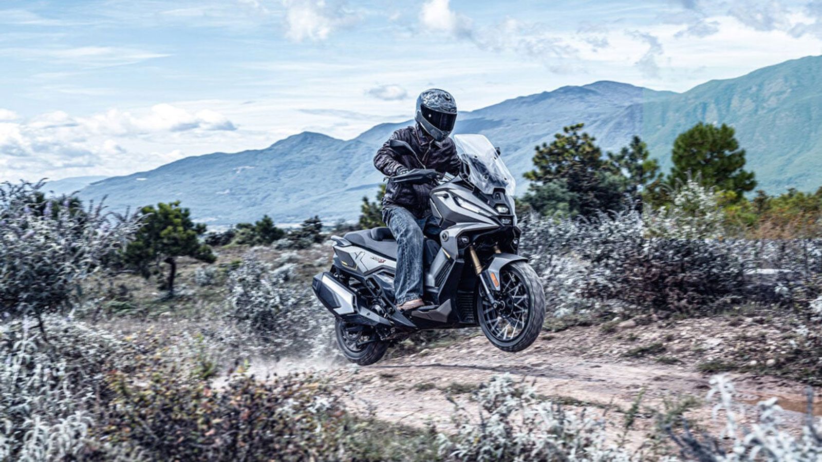 Η adventure φιλοσοφία του Voge SR450X αποτυπώνεται ξεκάθαρα και στην εργονομία του. Οι πλήρως ρυθμιζόμενες αναρτήσεις Kayaba και η ακτινική δαγκάνα J.