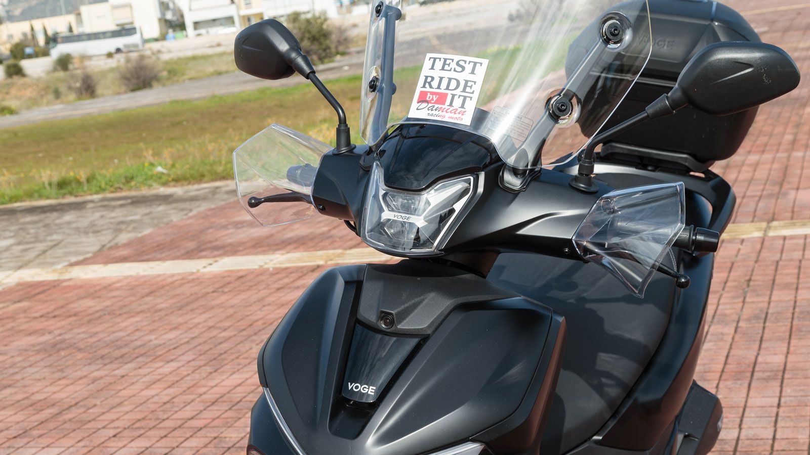 Η διάταξη αυτή δημιουργεί μια σύγχρονη, αναγνωρίσιμη εικόνα. Το πίσω τμήμα διατηρεί λεπτή και αθλητική σιλουέτα, ολοκληρώνοντας μια σχεδιαστική ταυτότ