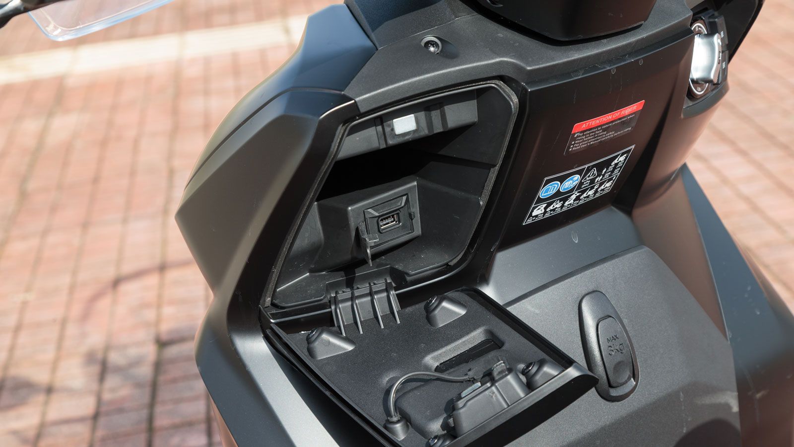 Κάτω από το τιμόνι υπάρχει επιπλέον ντουλαπάκι με θύρα USB καθώς και ενώ η λειτουργία keyless ενισχύει σημαντικά την ευχρηστία για να μην βγάζεις κάθε