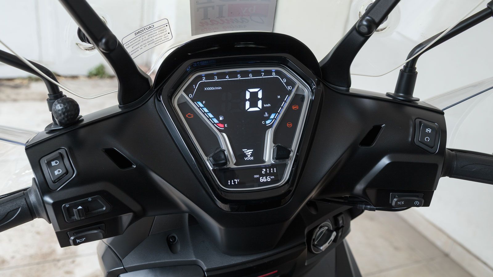 Εξοπλίζεται επίσης  με έγχρωμη οθόνη LCD, η οποία προσφέρει ευανάγνωστες ενδείξεις για ταχύτητα, κατανάλωση, θερμοκρασία και βασικές πληροφορίες λειτο