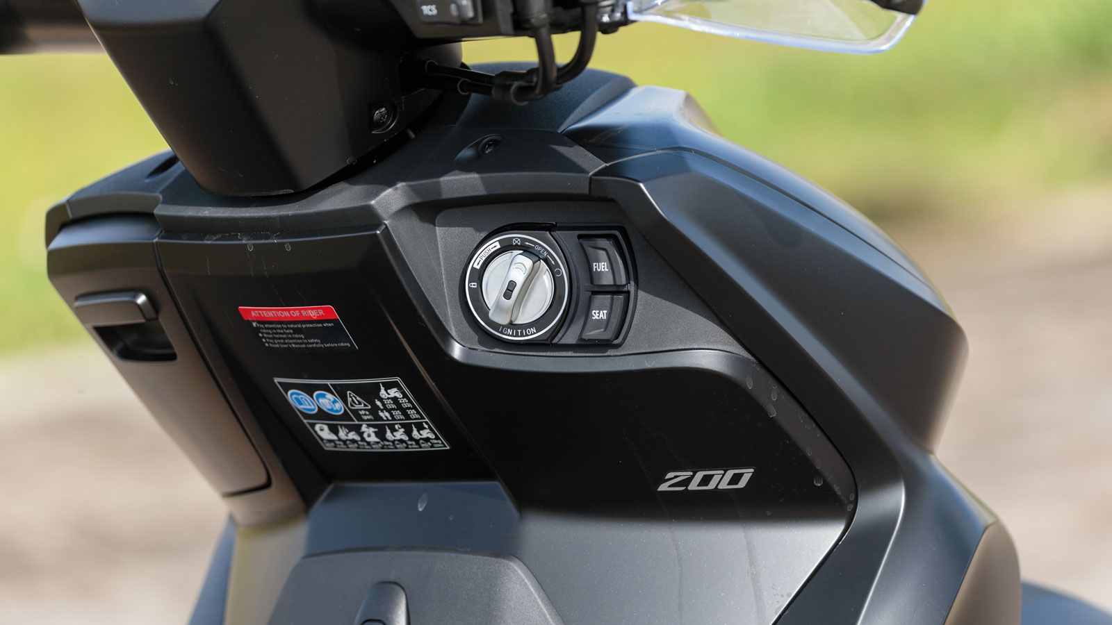 Ξεχωριστά μπουτόν επιτρέπουν το άνοιγμα της σέλας και της τάπας καυσίμου, η οποία βρίσκεται χαμηλά κάτω από το τιμόνι, διευκολύνοντας τον ανεφοδιασμό 