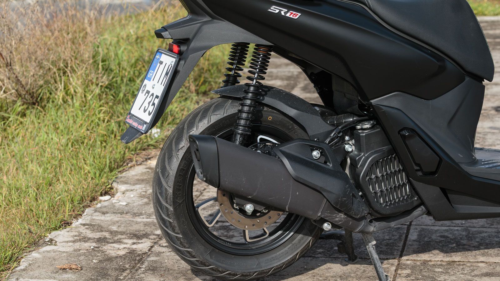 Στις αναρτήσεις, το πίσω μέρος εξοπλίζεται με ρυθμιζόμενα αμορτισέρ, επιτρέποντας προσαρμογή ανάλογα με το φορτίο ή τον τρόπο χρήσης.