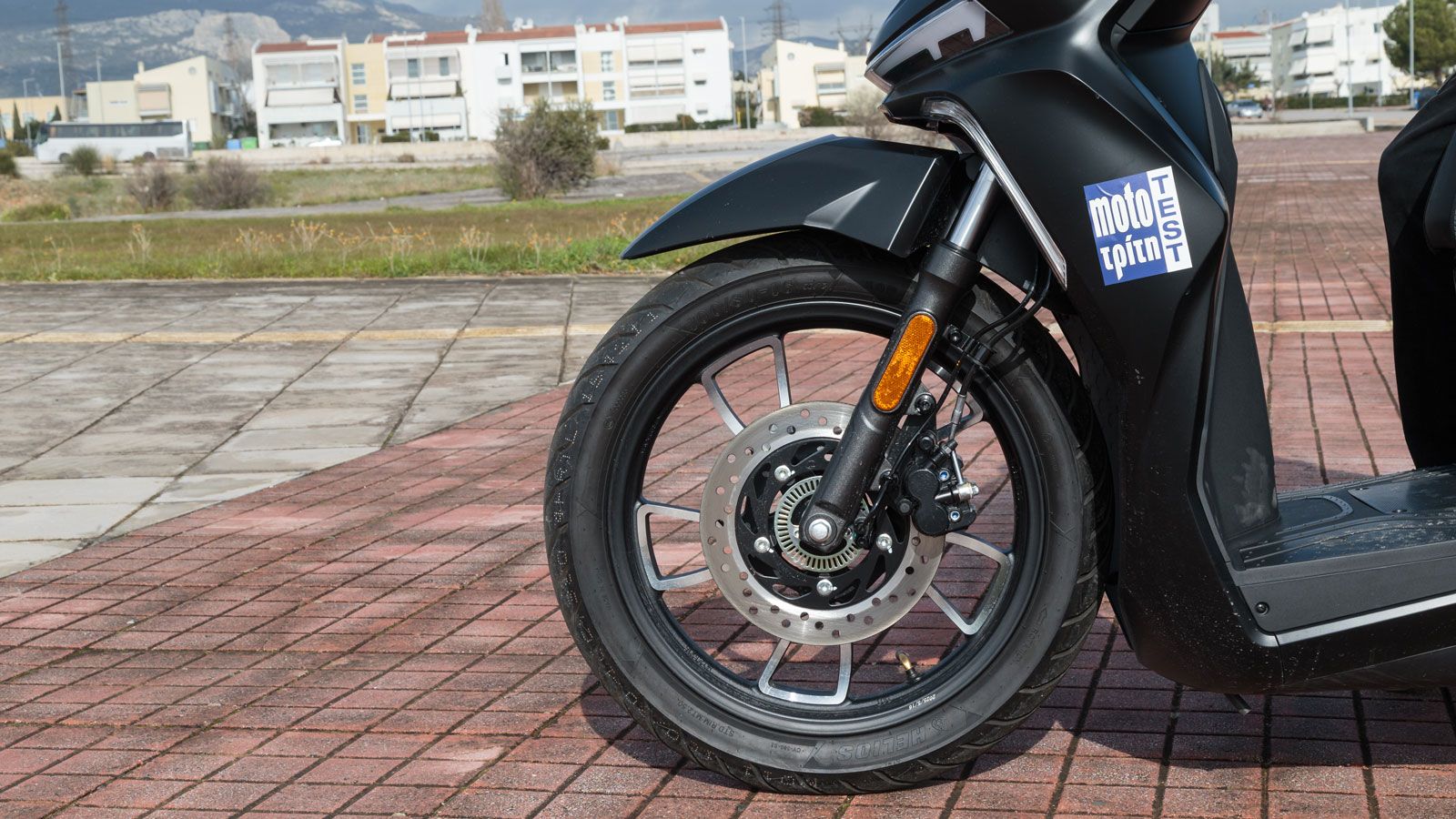 Στον τομέα της πέδησης, το εμπρός δισκόφρενο 240 mm με διπίστονη δαγκάνα, πίσω ο δίσκος 220 mmκαι το σύνολο συμπληρώνεται με το δικάναλο ABS.Το σύστημ