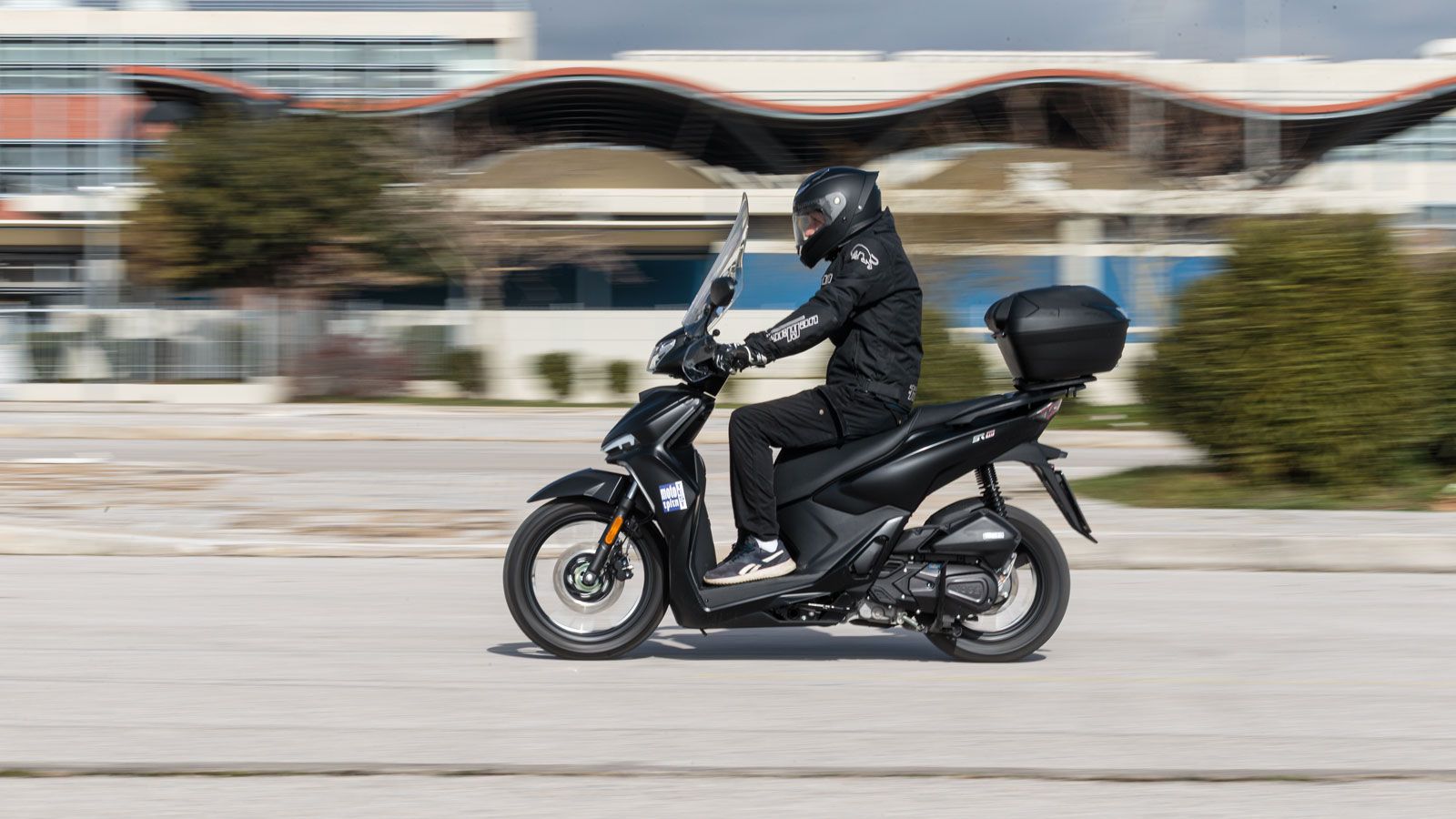 Ο κινητήρας πλέον καλύπτει και με το παραπάνω τις αστικές ανάγκες. Στις μετρήσεις μας επιτάχυνε από 0-50 χλμ./ώρα σε 4,2 δευτερόλεπτα, χρόνος που επιβ