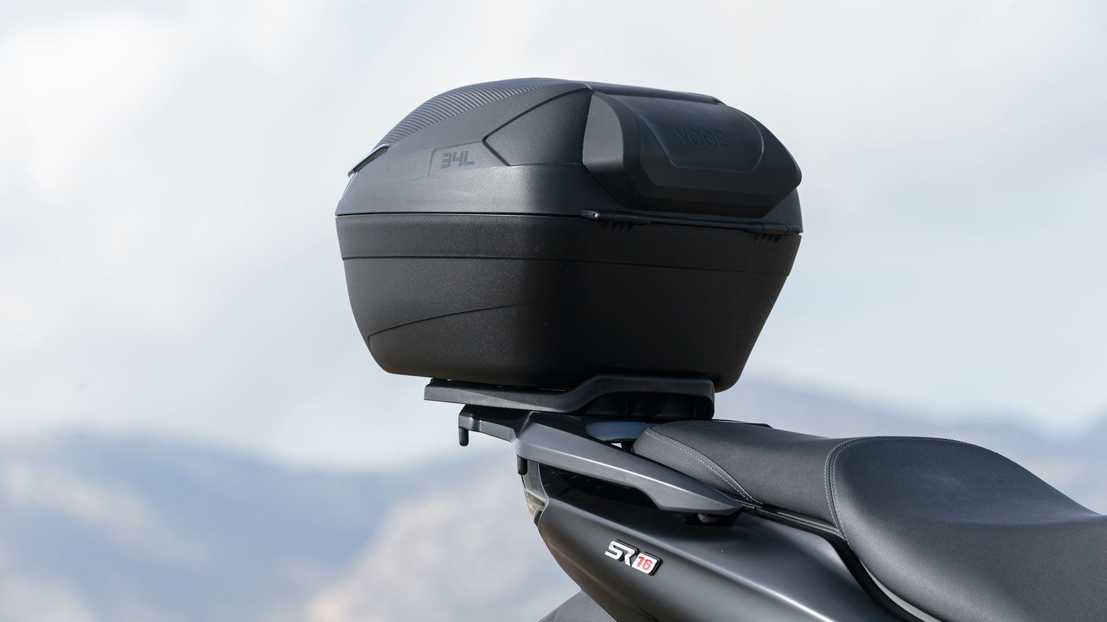 Η εργονομία ολοκληρώνεται με μια στιβαρή σχάρα αποσκευών και top case 34 λίτρων, της GIVI, ειδικά σχεδιασμένο για το SR16, ενισχύοντας τον  καθημερινό