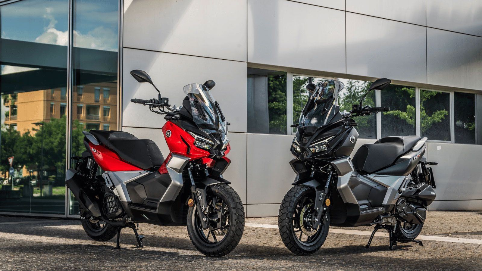 Η σχεδίασή του αποπνέει στιβαρότητα, με έντονες γραμμές, προστατευτικά στοιχεία και Full LED φωτισμό, δημιουργώντας ένα scooter που δείχνει έτοιμο για