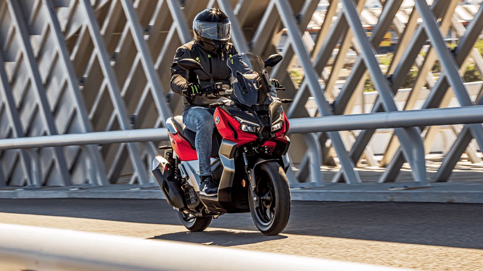 Ο υγρόψυκτος μονοκύλινδρος κινητήρας 200 cc αποδίδει 17 ίππους, προσφέροντας ζωντανές επιταχύνσεις και ασφαλή προσπεράσματα. Η λειτουργία του είναι γρ