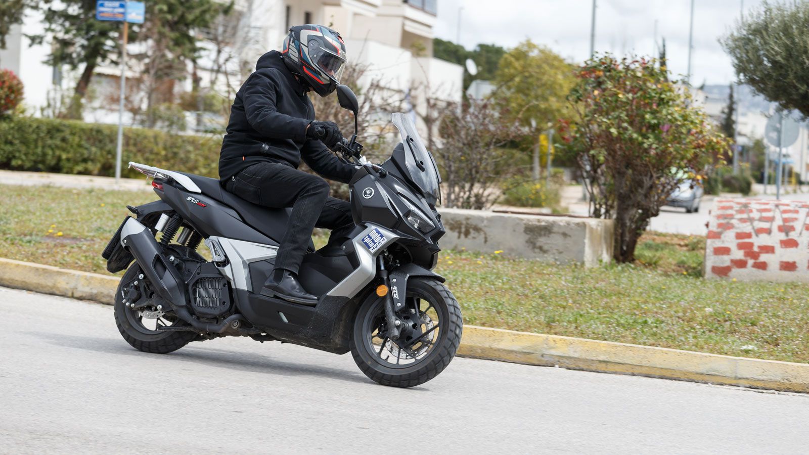 Αυτό που εμείς ξεχωρίσαμε ήταν το αξιέπαινο κατόρθωμα της Voge να συνδυάσει ένα σπορ σύνολο με άμεση οδηγική ανατροφοδότηση, την ίδια στιγμή που οι αν