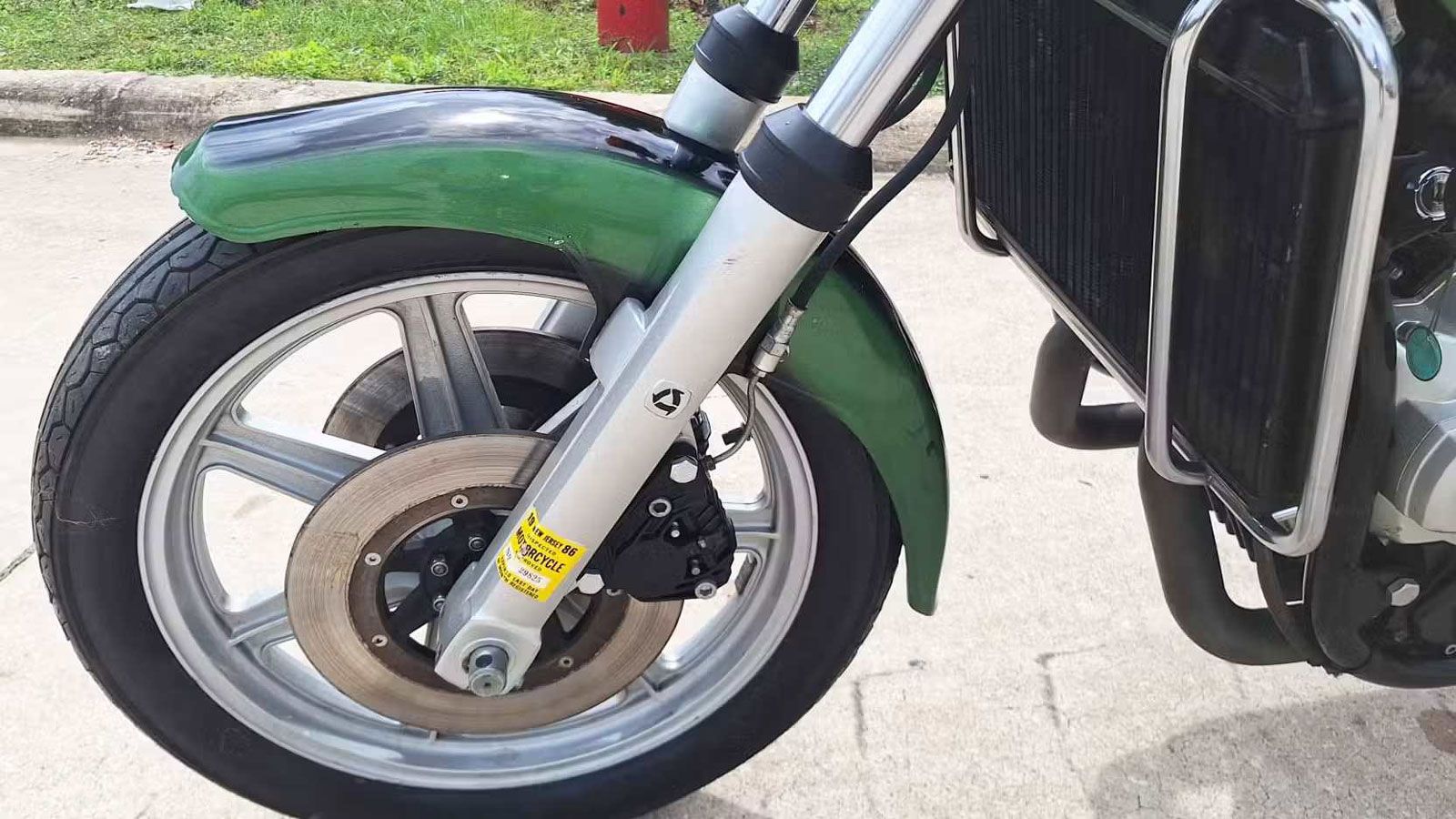 Σε επίπεδο πλαισίου, η OCR 1000 ακολουθούσε τα σπορ πρότυπα της εποχής. Διέθετε διπλό ατσάλινο σωληνωτό πλαίσιο, τηλεσκοπικό πιρούνι εμπρός, αλουμινέν