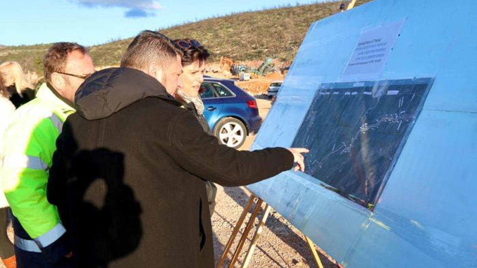 Στο πλαίσιο αυτού του σχεδιασμού, ο Περιφερειάρχης πραγματοποίησε αυτοψία στη Μάνδρα, όπου εξελίσσεται το μεγάλο έργο «Κατασκευή νέας χάραξης και βελτ