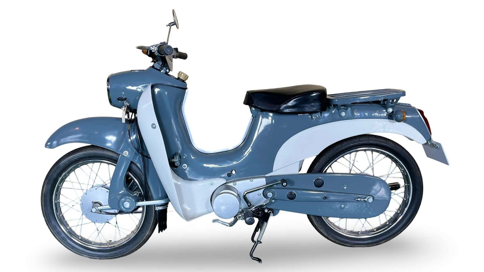 Το Yamaha MF-1 χρησιμοποιούσε δίχρονο κινητήρα, σε αντίθεση με τον τετράχρονο του Super Cub, αποδίδοντας περίπου 3,4 ίππους, όταν το Honda έφτανε τους