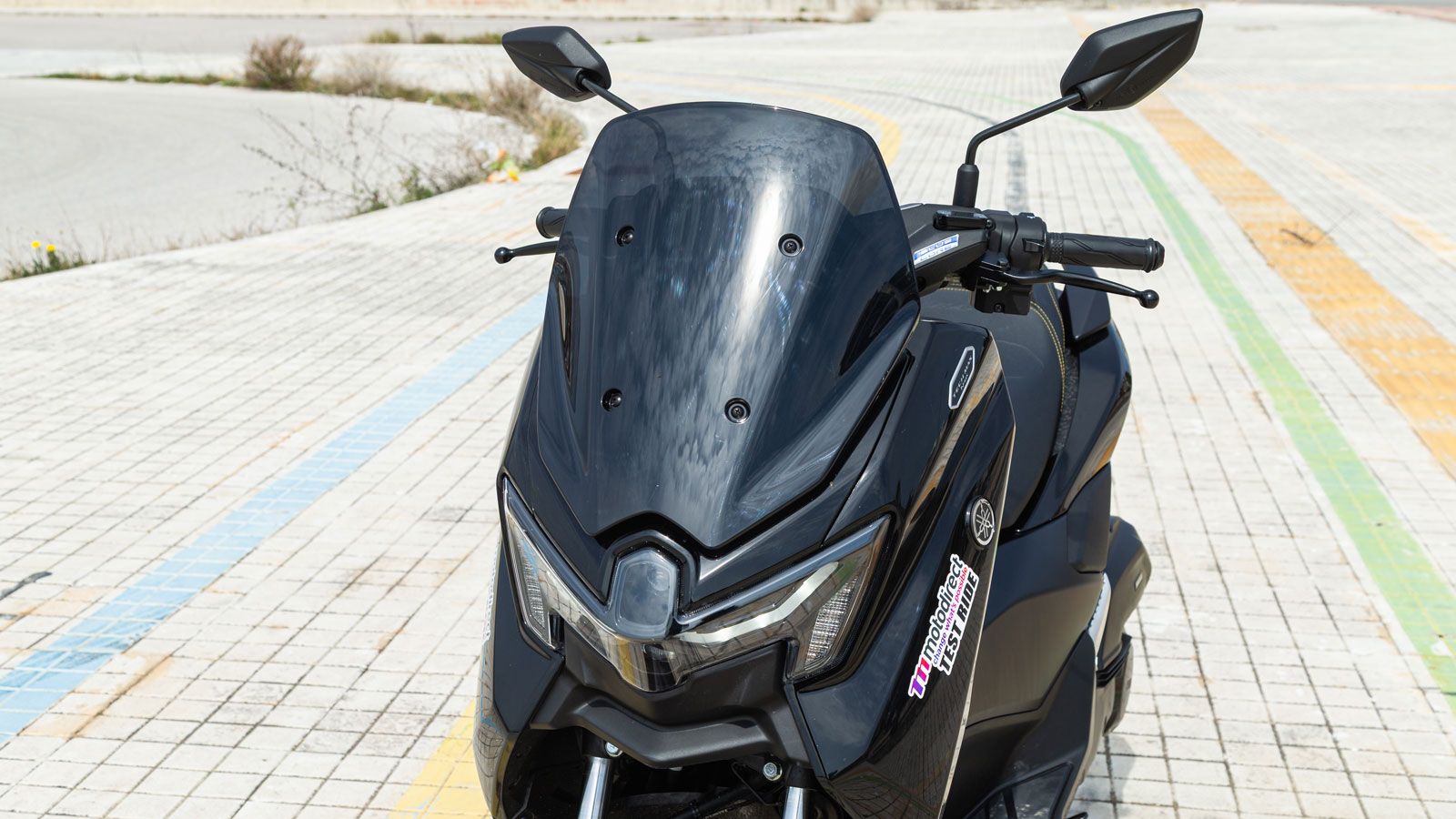 Τα DRL φώτα  στο μπροστά μέρος ακολουθούν μοτίβα «μπούμερανγκ» και πλαισιώνουν τους μικρούς αλλά  ισχυρούς LED προβολείς, προσδίδοντας έτσι στο NMAX έ