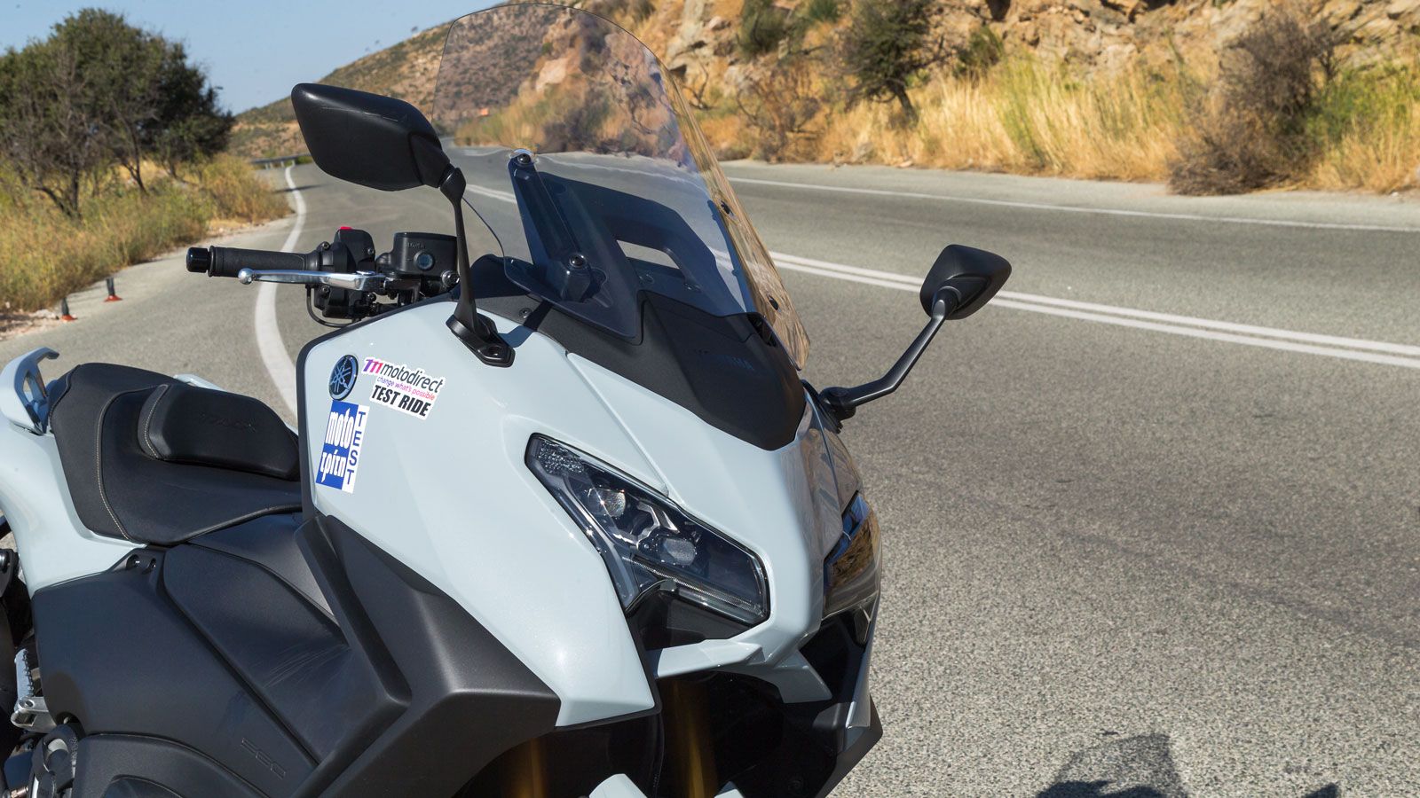 Από τη σφηνοειδή διάταξη του προκατόχου περνάμε σε μια πιο λεία και συμπιεσμένη δομή χάρη στο νέο φωτιστικό σώμα με τους διπλούς προβολείς και τα χαρα