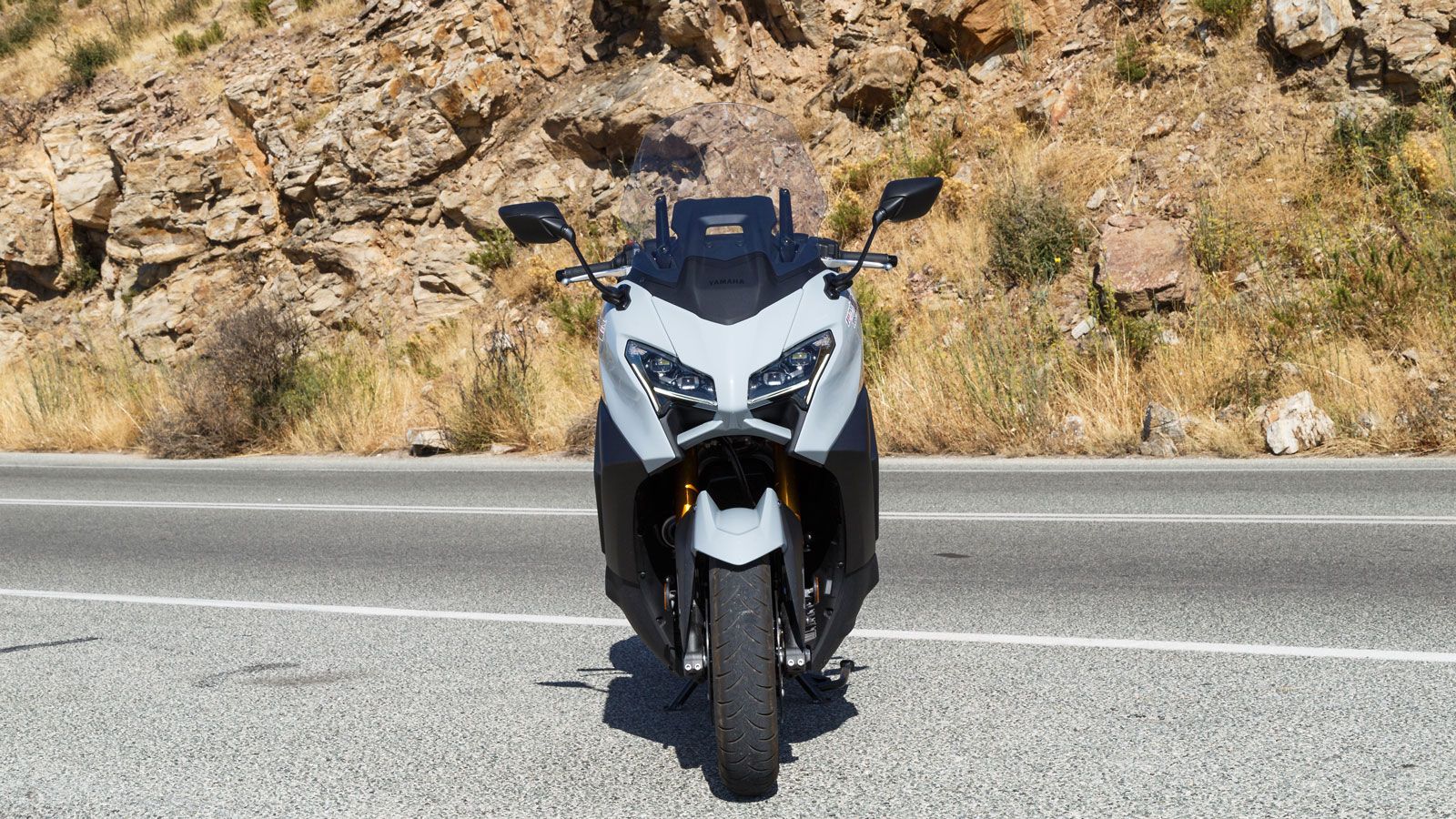 Προς αυτή την κατεύθυνση, έχει επανασχεδιαστεί και η εμπρός μάσκα δίνοντας μια πιο συμπαγή όψη και πιο σοφιστικέ αίσθηση στο όλο σύνολο. 