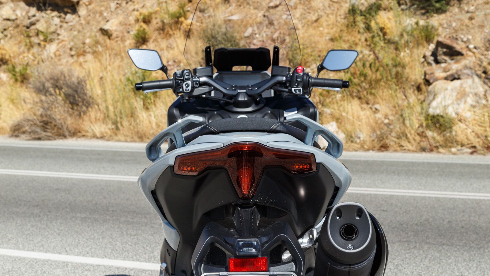 Από εκεί και πίσω το πιθανότερο είναι να το μπερδέψεις με τον προκάτοχο του, καθώς  τα πλαϊνά boomerang πάνελ η ανασηκωμένη εξάτμιση και η μυτερή ουρά