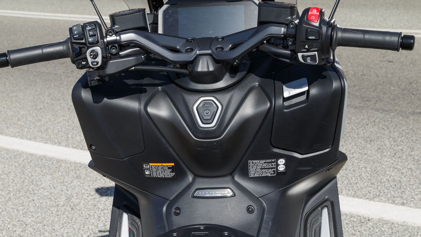 Τροποποιήσεις έχει δεχθεί και το cruise control με τη ρύθμιση χιλιομέτρων να είναι εφικτή και ανά δεκάδα. Κινητήρας και σέλα ενεργοποιούνται αυτόματα 