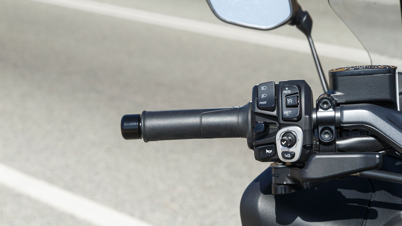 Την πρόσβαση στο μενού επιλογών αναλαμβάνει ένα joystick 5 κατευθύνσεων, ενώ η συνδεσιμότητα με smartphone μέσω της εφαρμογής MyRide επιτρέπει τη διαχ