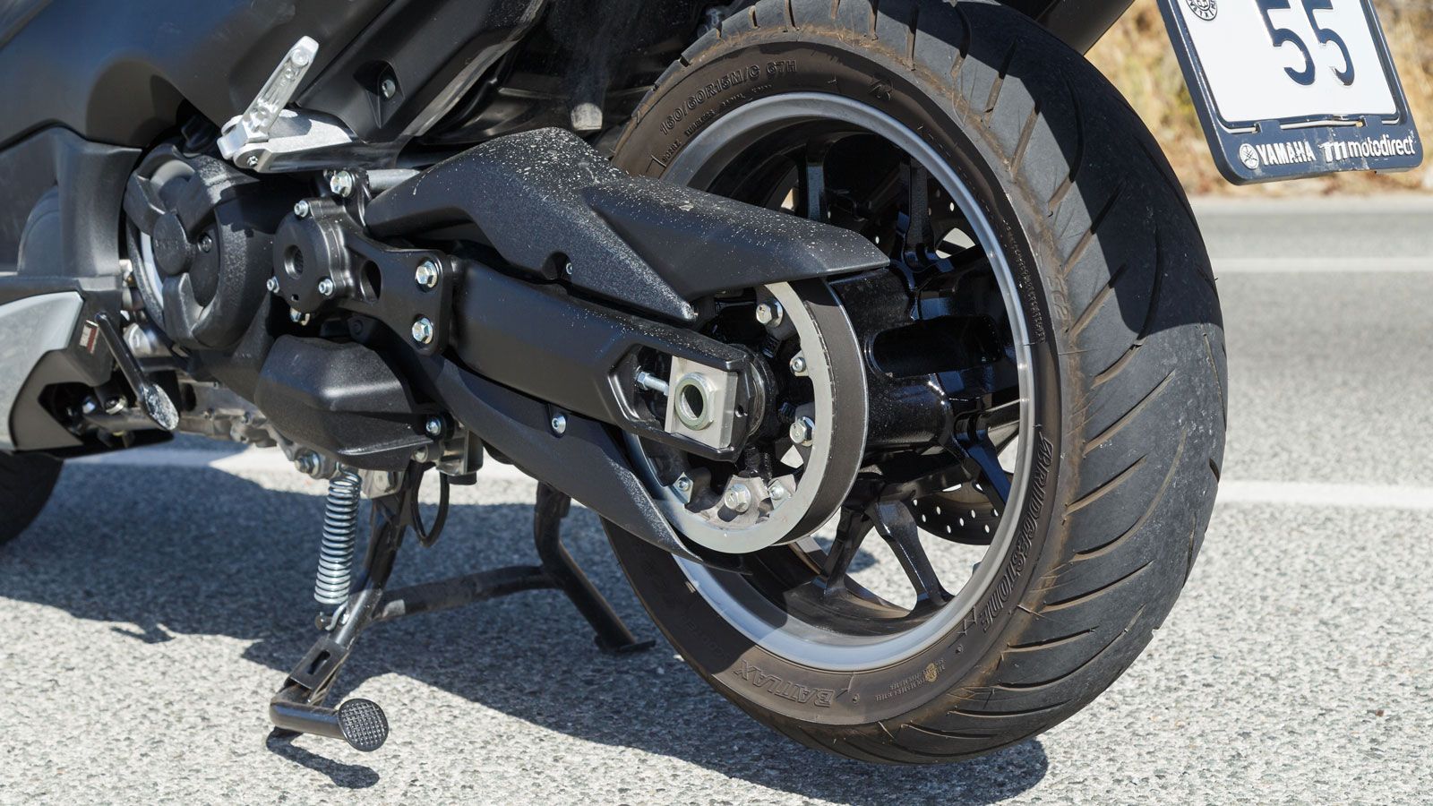 Tο μονό αμορτισέρ με το μακρύ ψαλίδι και την τοποθέτηση του κινητήρα απευθείας σε αυτό, δημιουργούν ένα συμπαγές σύνολο που παντρεύει τον σπορ χειρισμ