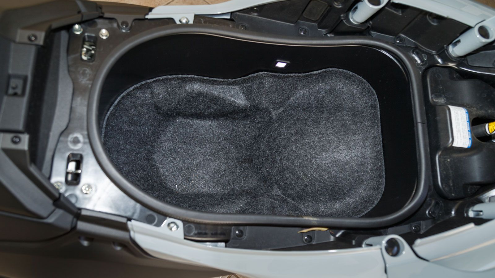 Κάτω από τη σέλα, τα 25 λίτρα αποθηκευτικού χώρου είναι αρκετά για ένα full face κράνος και επιπλέον μικροπράγματα, ενώ το υδραυλικό στήριγμα και ο εσ