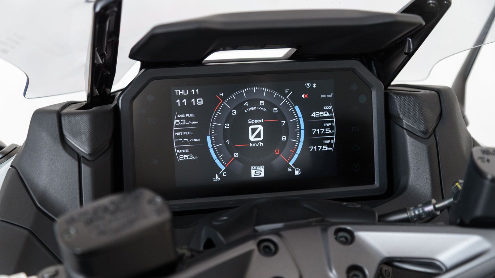 Η έγχρωμη TFT 7 ιντσών  διαθέτει 3 διαφορετικές απεικονίσεις γραφικών-η μια είναι καινούργια- με πλήθος πληροφοριών και ένδειξη πίεσης ελαστικών (TPMS