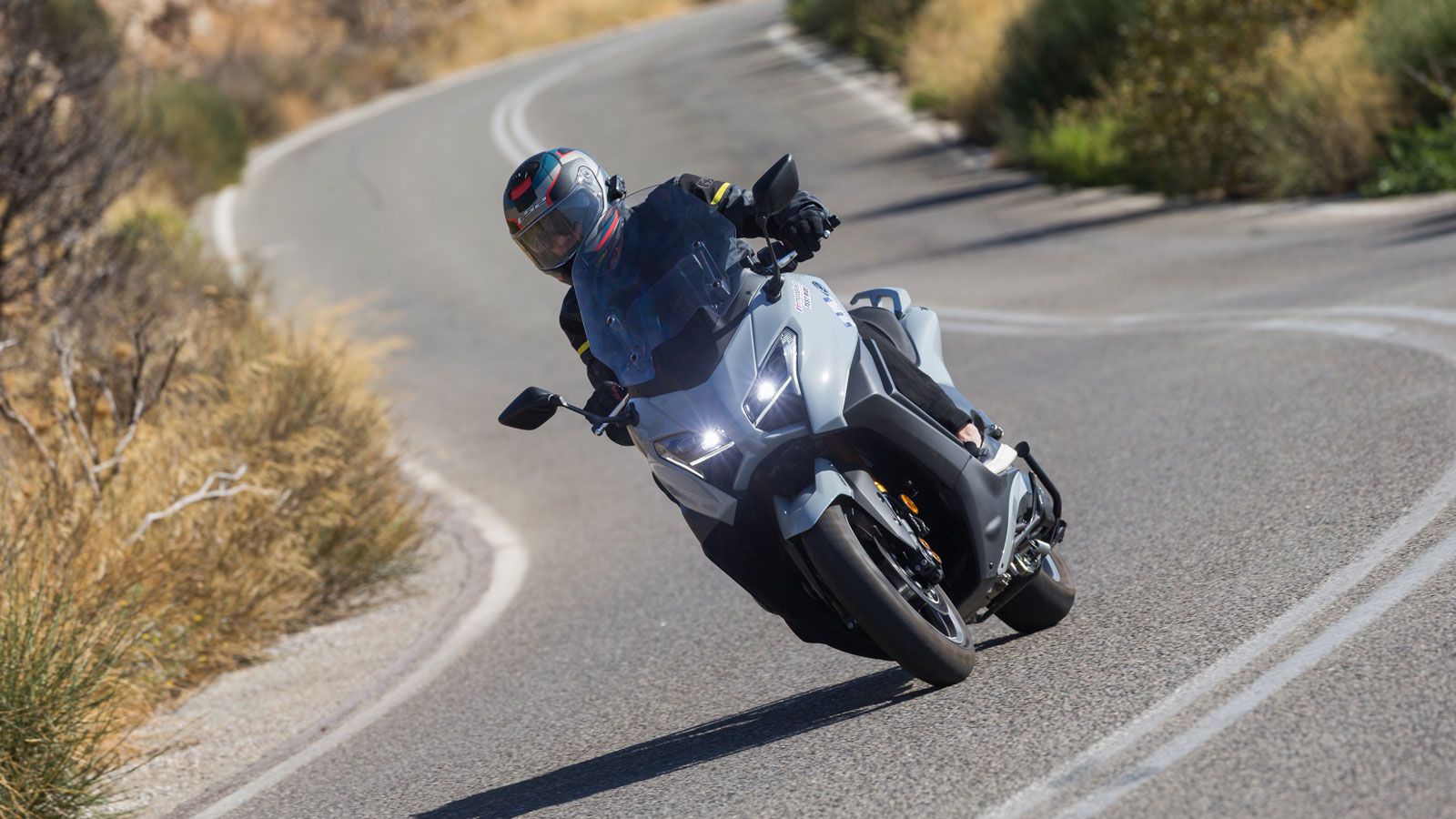 Tο μονό αμορτισέρ με το μακρύ ψαλίδι και την τοποθέτηση του κινητήρα απευθείας σε αυτό, δημιουργούν ένα συμπαγές σύνολο που παντρεύει τον σπορ χειρισμ