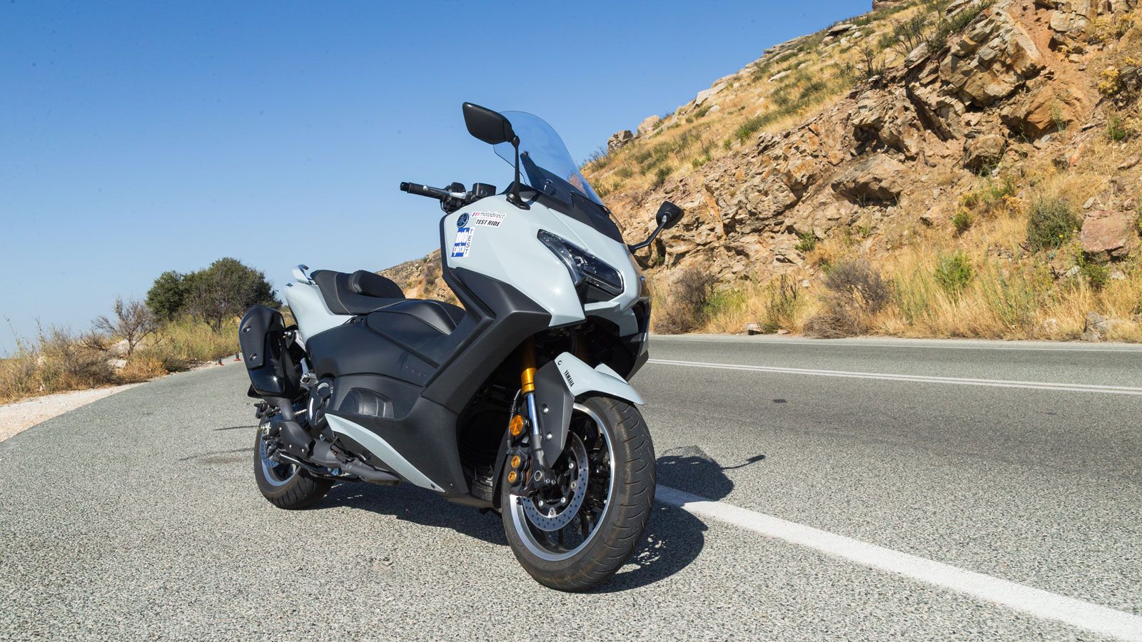 Για ένα scooter σαν το ΤΜΑΧ που έχει ορίσει προ πολλού την κατηγορία υπογράφοντας με τα σπορ διαπιστευτήρια του, ο μηδενικός εφησυχασμός οδηγεί στην ε