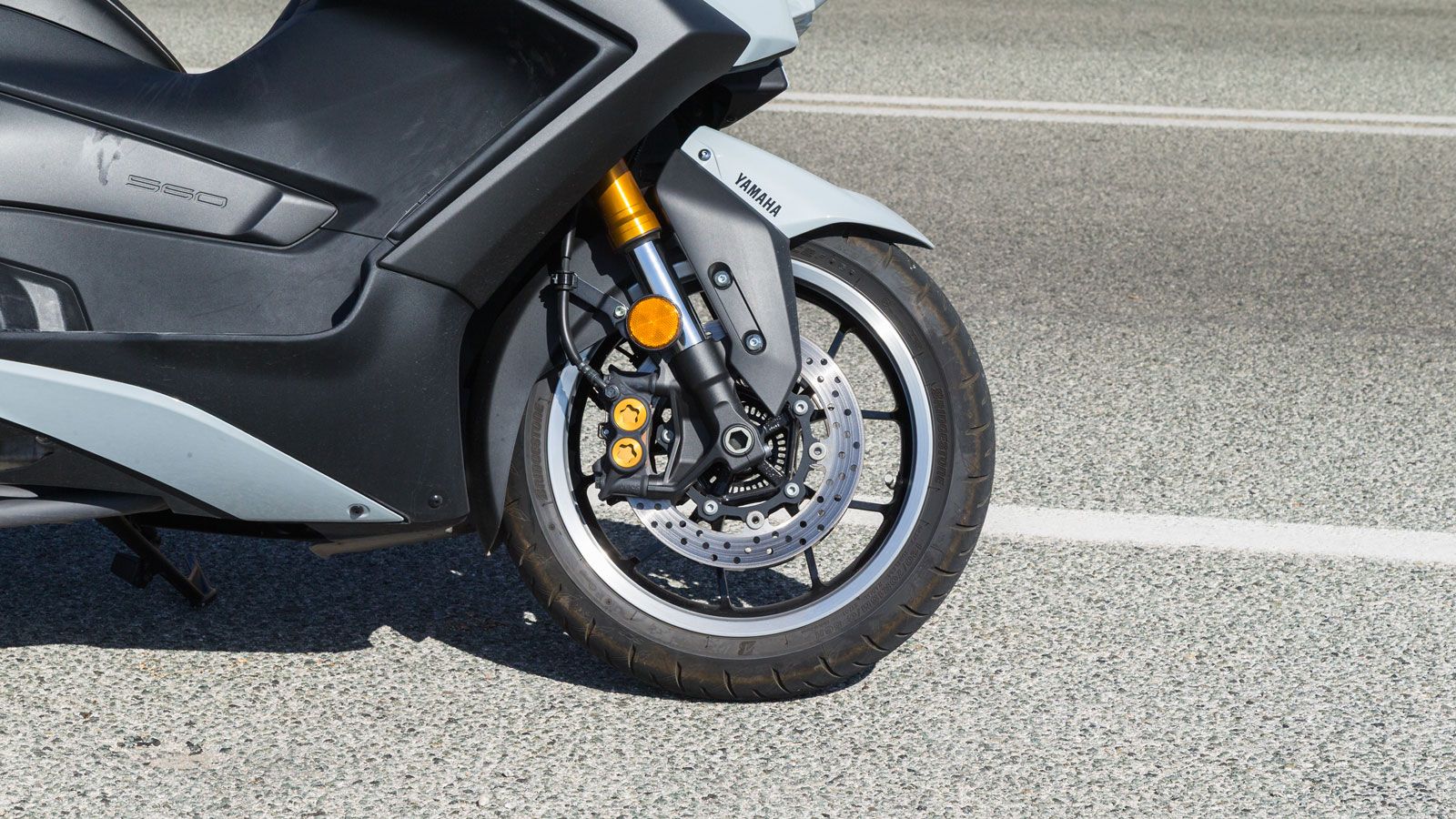 Το ελαφρύ αλουμινένιο πλαίσιο χαρίζει σταθερότητα και ευελιξία και σε συνεργασία με το ανεστραμμένο πιρούνι 41 χιλιοστών τύπου μοτοσυκλέτας.