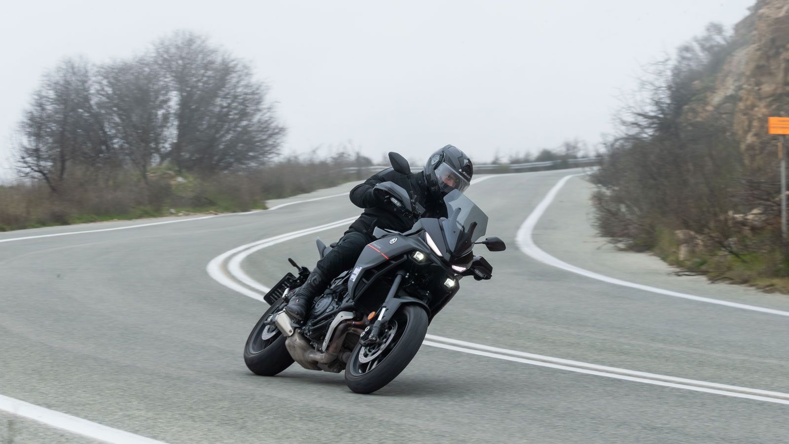 Η ουσία του νέου Yamaha Tracer 7 Y-AMT αποκαλύπτεται ακριβώς τη στιγμή που θα ξεκινήσεις να συνδέεσαι μαζί του, καθώς θα σε μυήσει σε μια διαφορετική 