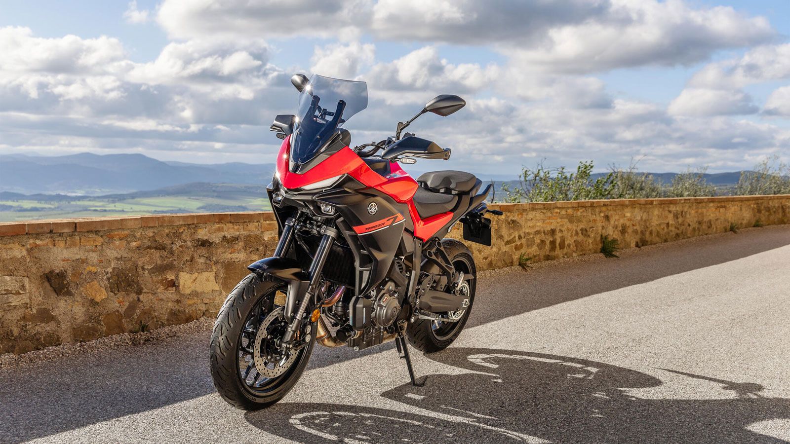 Στην πράξη, το Y-AMT επιτρέπει πιο ξεκούραστη καθημερινή χρήση μέσα στην πόλη και στην κίνηση, ενώ ταυτόχρονα διατηρεί τον σπορ χαρακτήρα της μοτοσυκλ