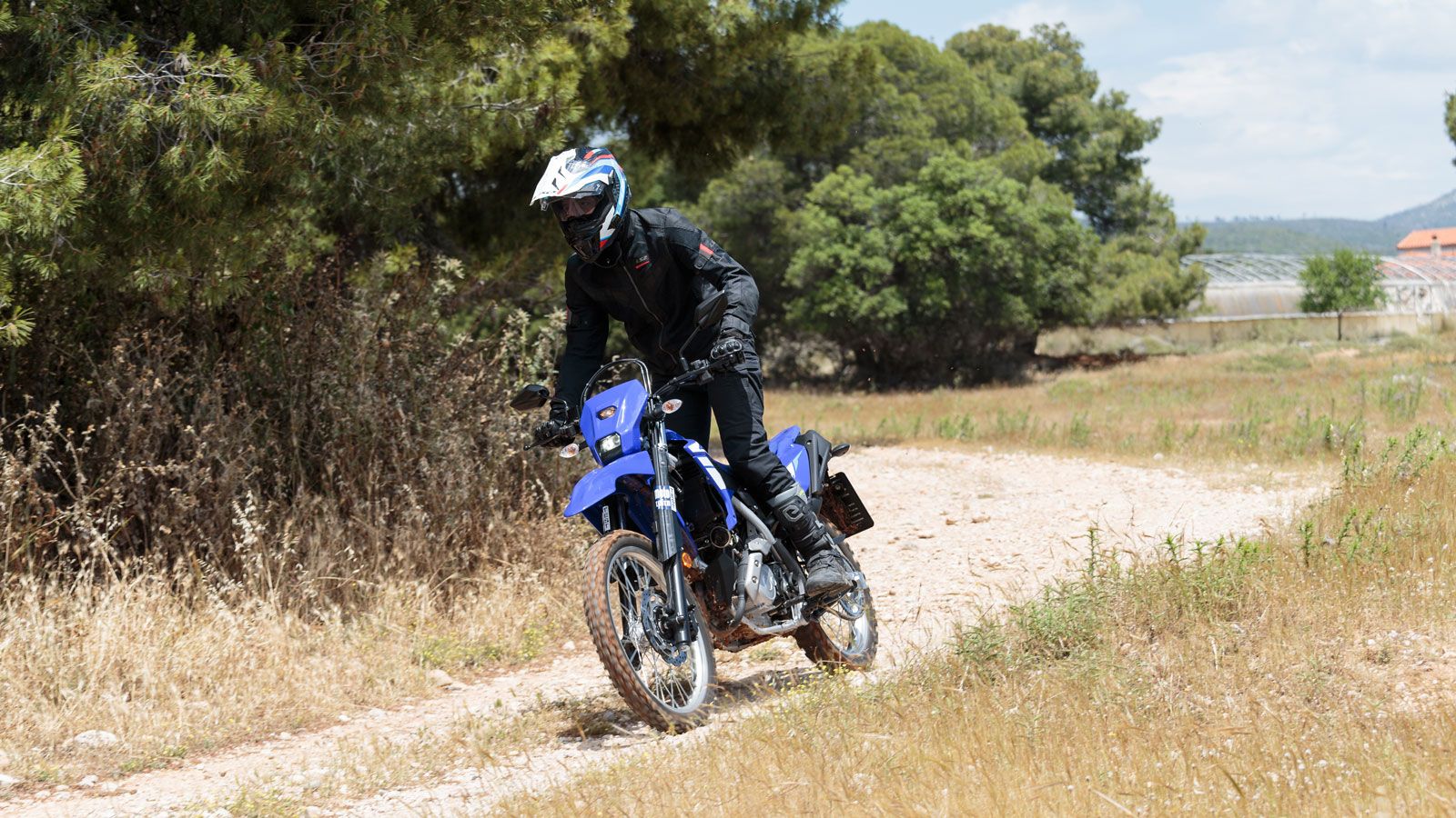 Η μοτοσυκλέτα μπορεί να κινηθεί με μεγάλη άνεση σε διαφορετικά τερέν, ήπια αλλά και πιο δύσκολα, αφού οι τροχοί 21-18 δε θα σε περιορίσουν πουθενά, όσ