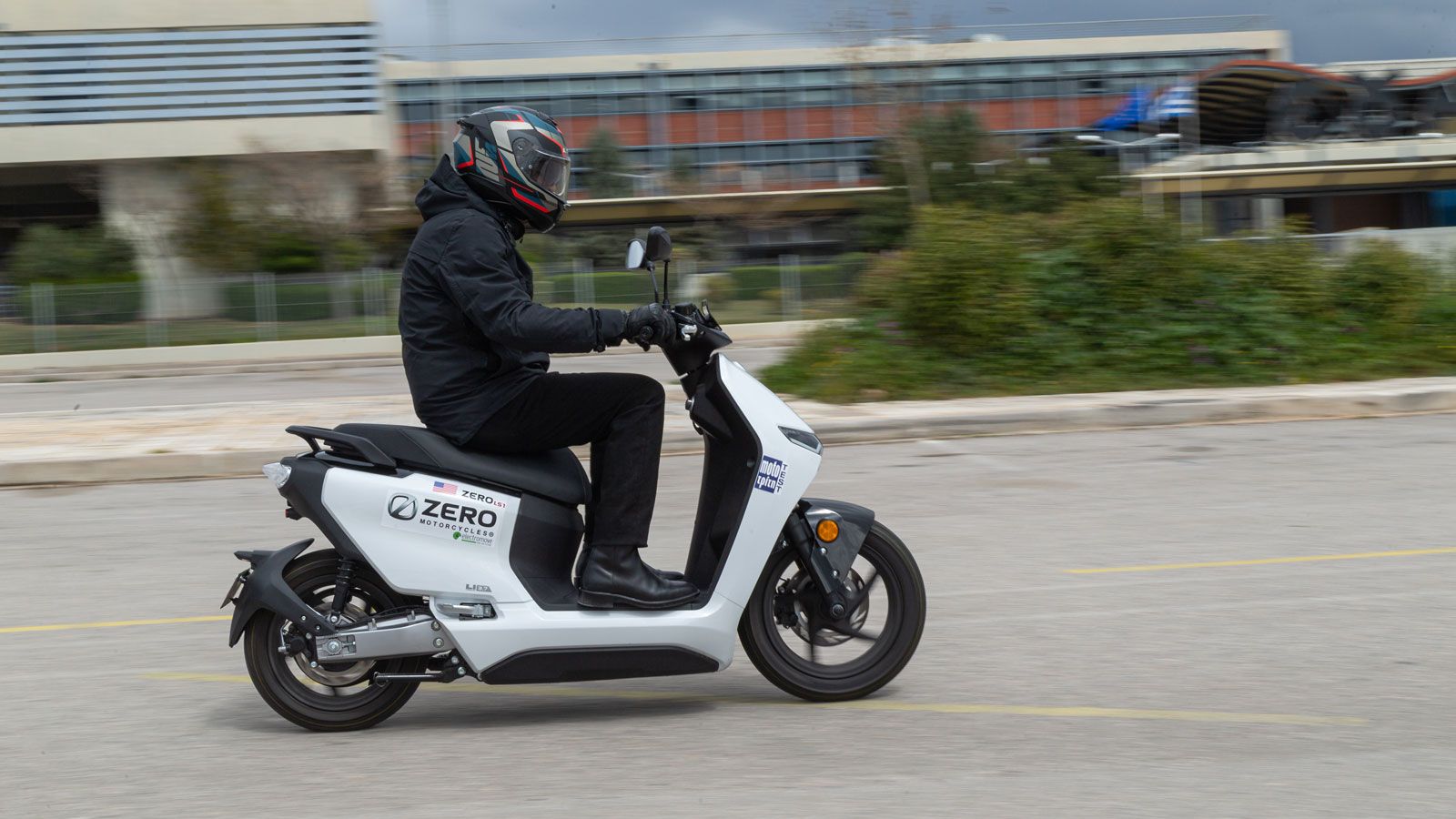 Η άποψή μας όμως είναι πως αυτό ισχύει μέχρι τη στιγμή που θα βρεθείς επάνω σε ένα ηλεκτροκίνητο scooter, και θα εκτιμήσεις το γεγονός πως σε ήρεμες σ